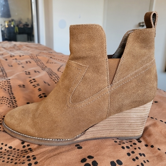 EUC Blondo Irving Waterproof Wedge Bootie Camel Tan Suede Size 8.5 - Picture 5 of 11